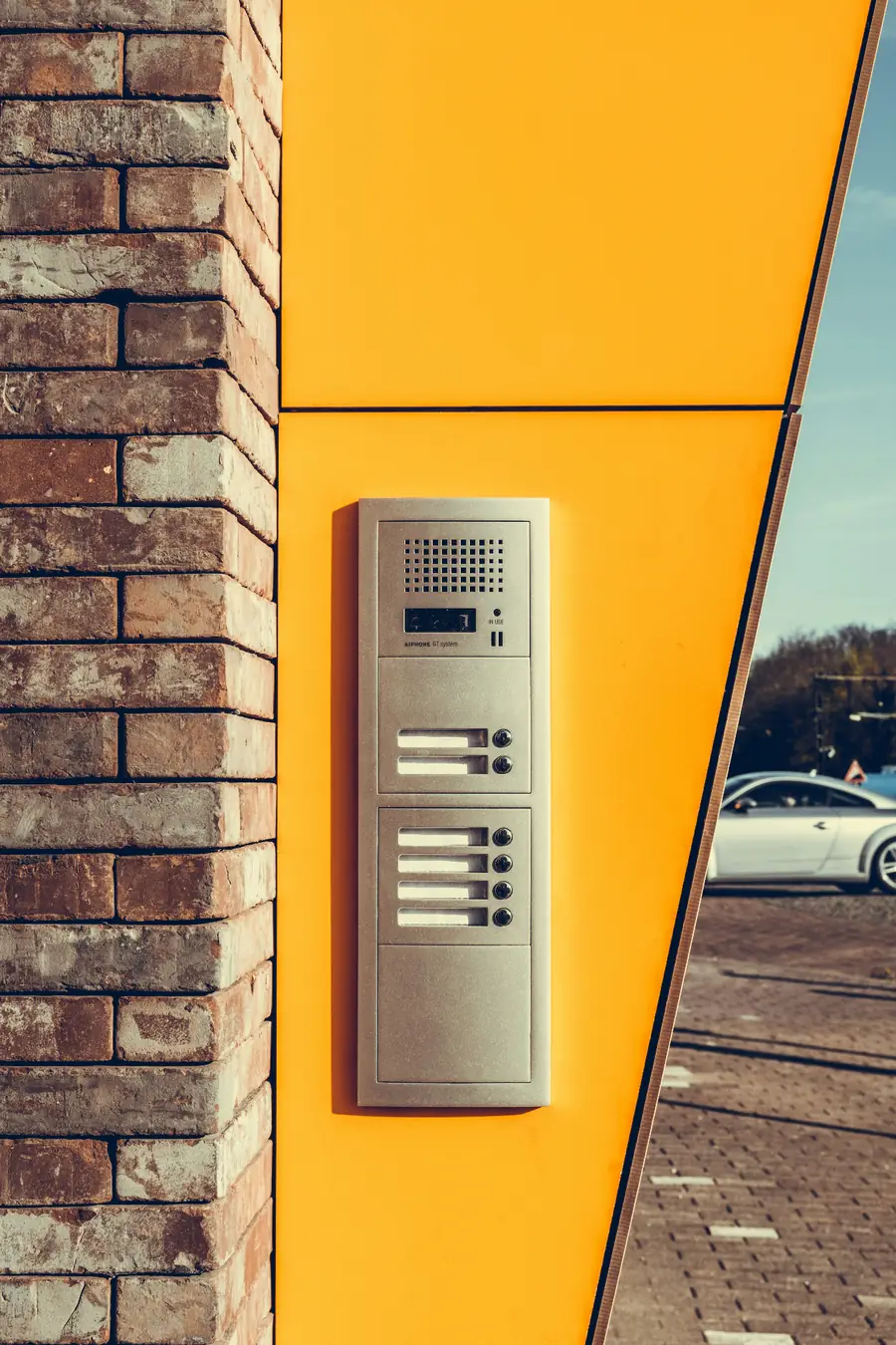 Portero automático en la fachada de un edificio