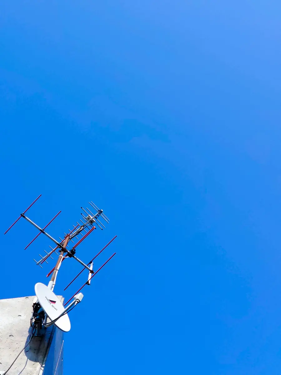 Antena de TV instalada sobre tejado con cielo despejado